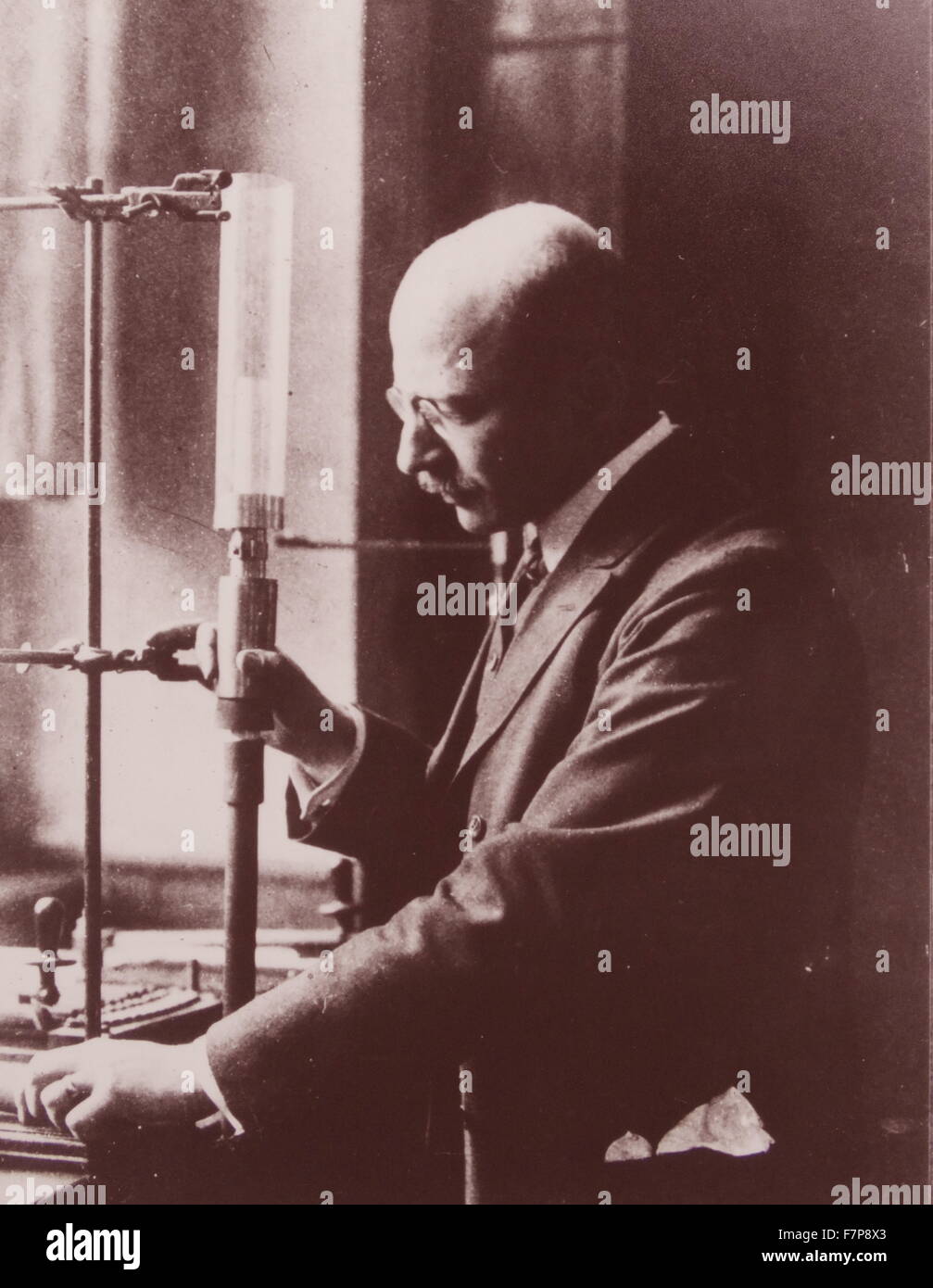 Fritz HABER (1868-1934), deutscher Chemiker bei der Arbeit in seinem Labor in Karlsruhe. Nobelpreis für Chemie 1918. Mit Karl Bosch (seinem Schwager) nicht erfunden-Verfahren für die Synthese von Ammoniak aus Wasserstoff und atmosphärischem Stickstoff. Stockfoto