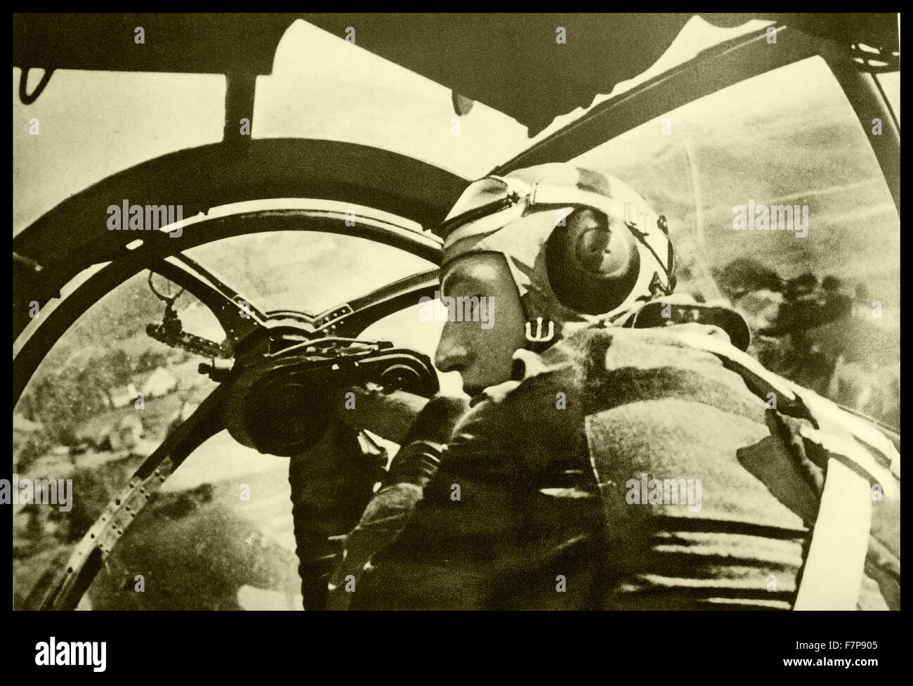 Ein deutscher Soldat wird in Bauchlage in einem deutschen Flugzeug mit einem montierten Maschinengewehr angezeigt. Aufgenommen im Jahr 1940 während des zweiten Weltkriegs. Stockfoto