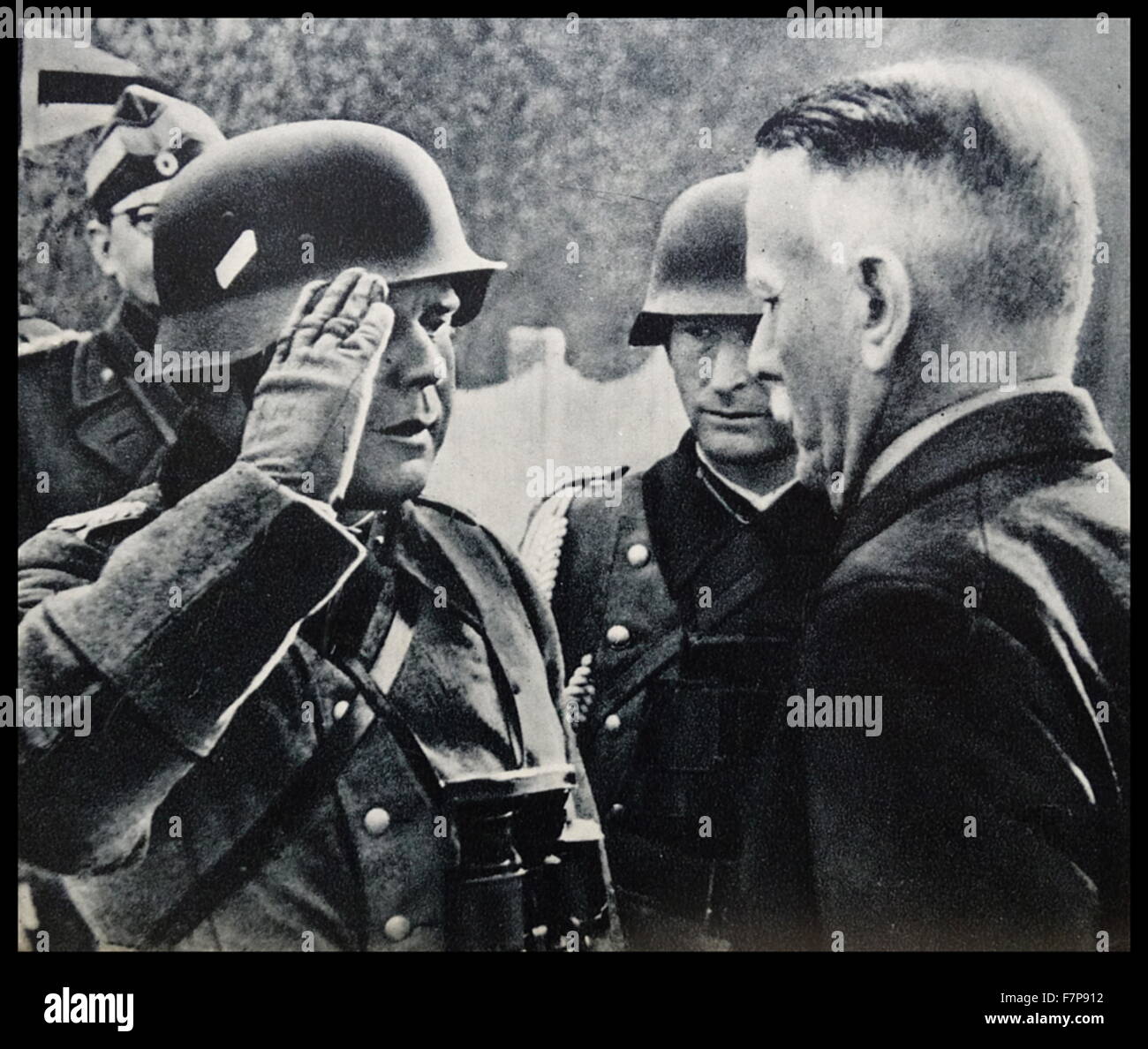 Ein deutscher Nazi-Offizier der dänische General Jakobson über den Abschluss der Verhandlungen mit der dänischen Regierung zu informieren. Während der Invasion von Dänemark, während des zweiten Weltkriegs, 1940. Stockfoto