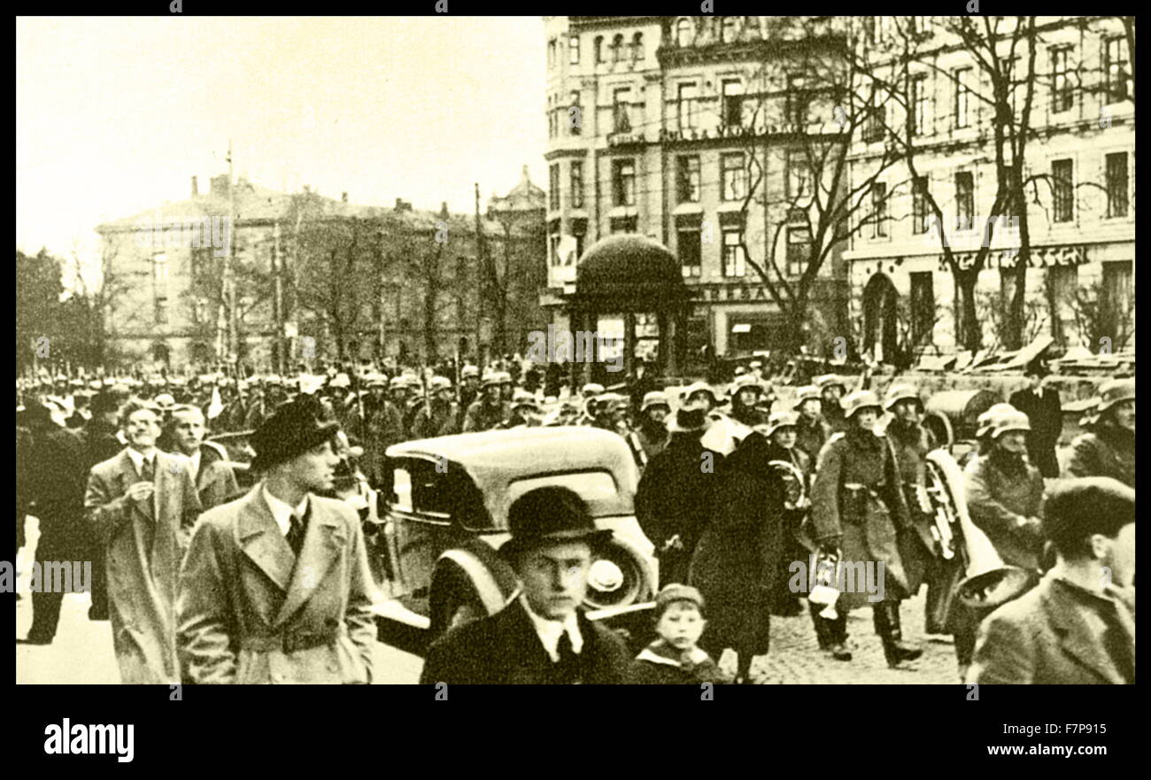 Deutsche Truppen marschieren durch Norwegens Hauptstadt Oslo. Während der Besetzung Norwegens, von den deutschen Truppen im Jahr 1940 aufgenommen. Stockfoto