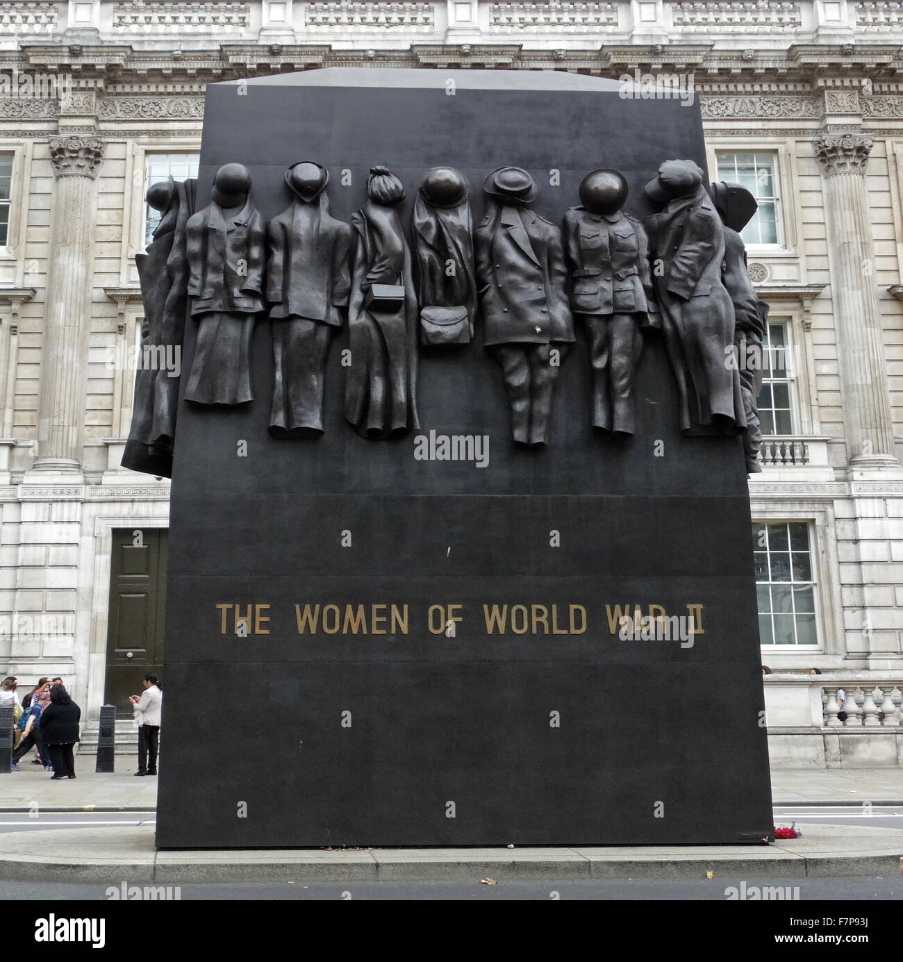 Das Denkmal für die Frauen des zweiten Weltkrieges ist eine britische nationale Kriegerdenkmal befindet sich in Whitehall in London, im Norden von der Kenotaph. Es wurde durch John W. Mills, vorgestellt von Königin Elizabeth II und im Juli 2005 von Baroness Boothroyd gewidmet geformt. Stockfoto