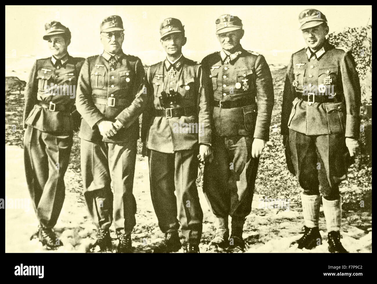 Der deutsche General Eduard Dietl (21. Juli 1890 23. Juni 1944) im Jahr 1943. Stehend auf dem finnischen Kriegsschauplatz zwischen den Generälen Schörner (links) und Ritter von Hengl. Stockfoto