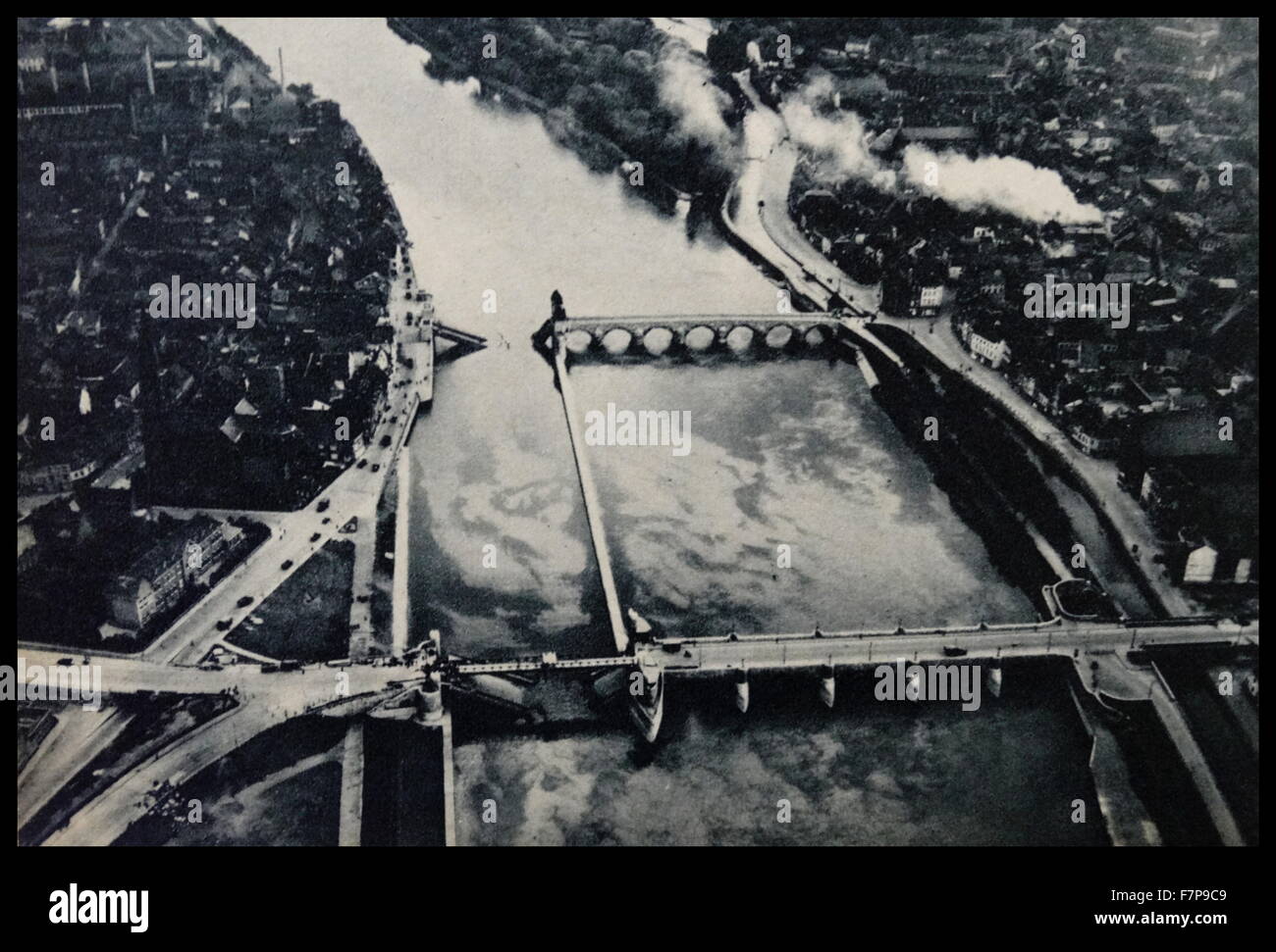 Deutsche Streitkräfte überqueren die niederländische Brücke in den Niederlanden. Aufgenommen während der Invasion der Niederlande im Jahr 1940. Stockfoto