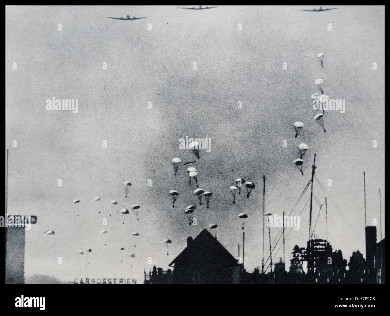 Deutsche Fallschirmjäger Abstieg Rotterdam, Holland. Aufgenommen während der Invasion der Niederlande, von den deutschen Truppen im Jahr 1940. Stockfoto