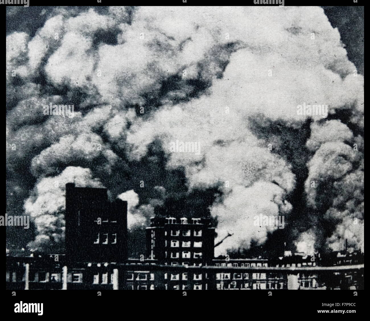 Eine niederländische Stadt, die wird verschlungen in Rauch und Flammen nach deutschen Luftwaffen mehrere Bomben auf sie fiel. Während der Invasion der Niederlande 1940 aufgenommen. Stockfoto