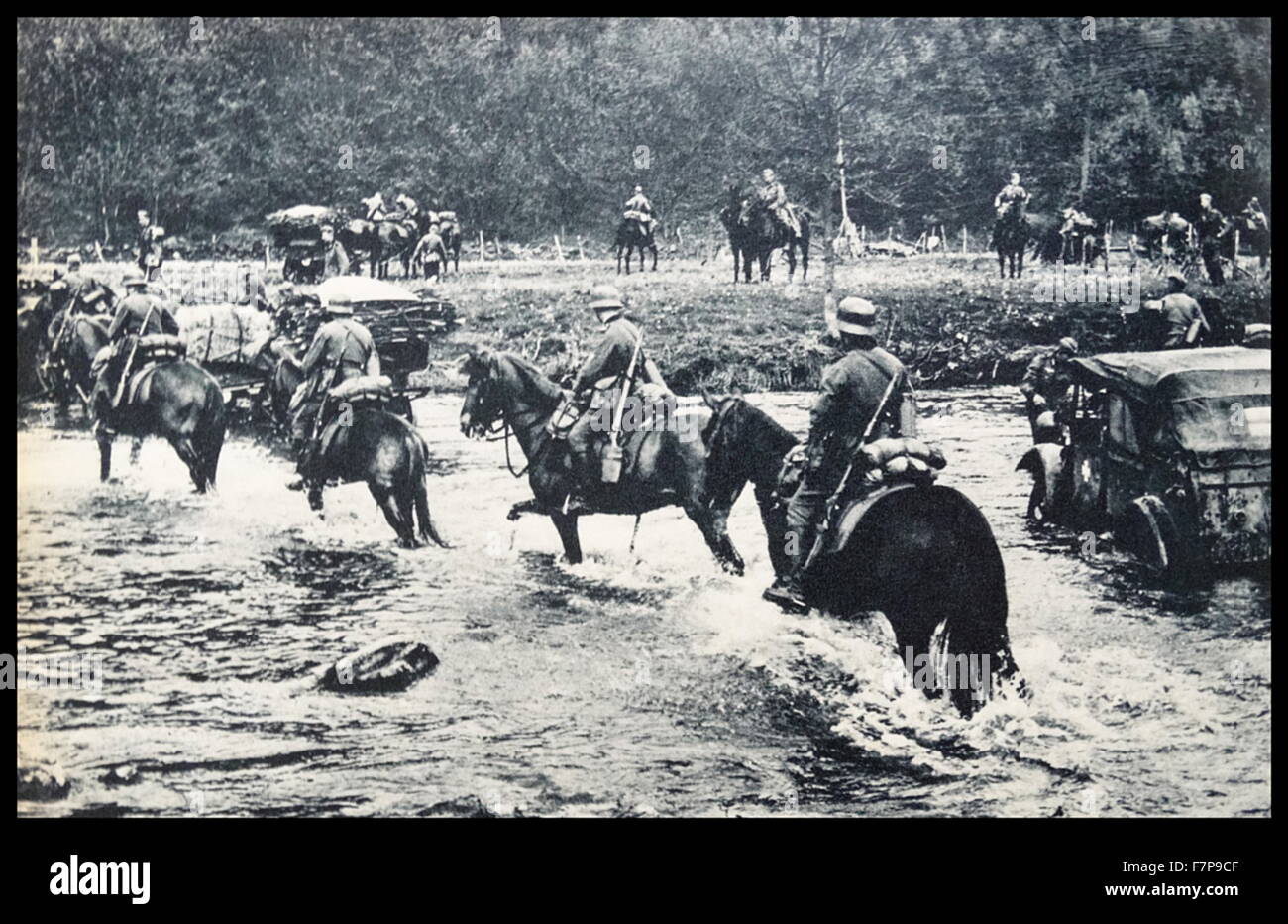 Bundeswehr sind Reisen durch schwieriges Gelände, während der Förderung durch Belgien gezeigt. Genommen c1940. Stockfoto