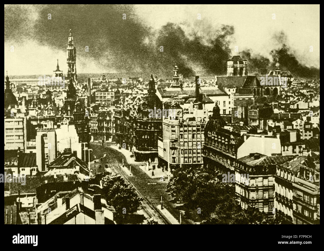 Malerische Schuss einer Stadt, die Bundeswehr verwüstet wurde. Die Truppen brannte die Stadt Erdölvorkommen, die durch den schwarzen Rauch identifiziert werden können. Genommen c1940. Stockfoto