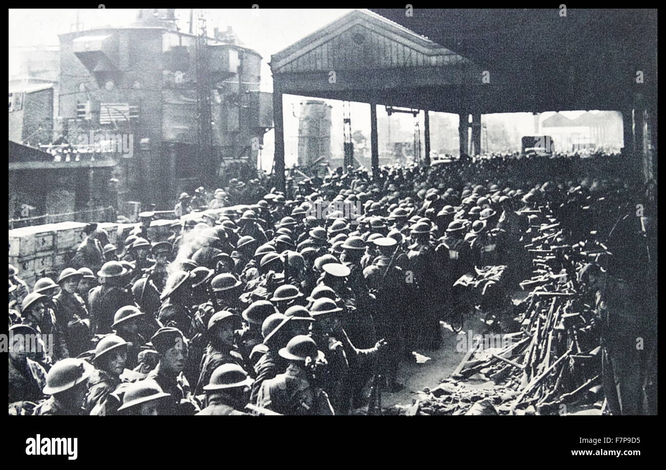 Englische Truppen sind in Dovers Häfen am Kai versammelten gezeigt. Hunderte von Gewehren werden auf der rechten Seite des Bildes angezeigt. Datiert 1940. Stockfoto