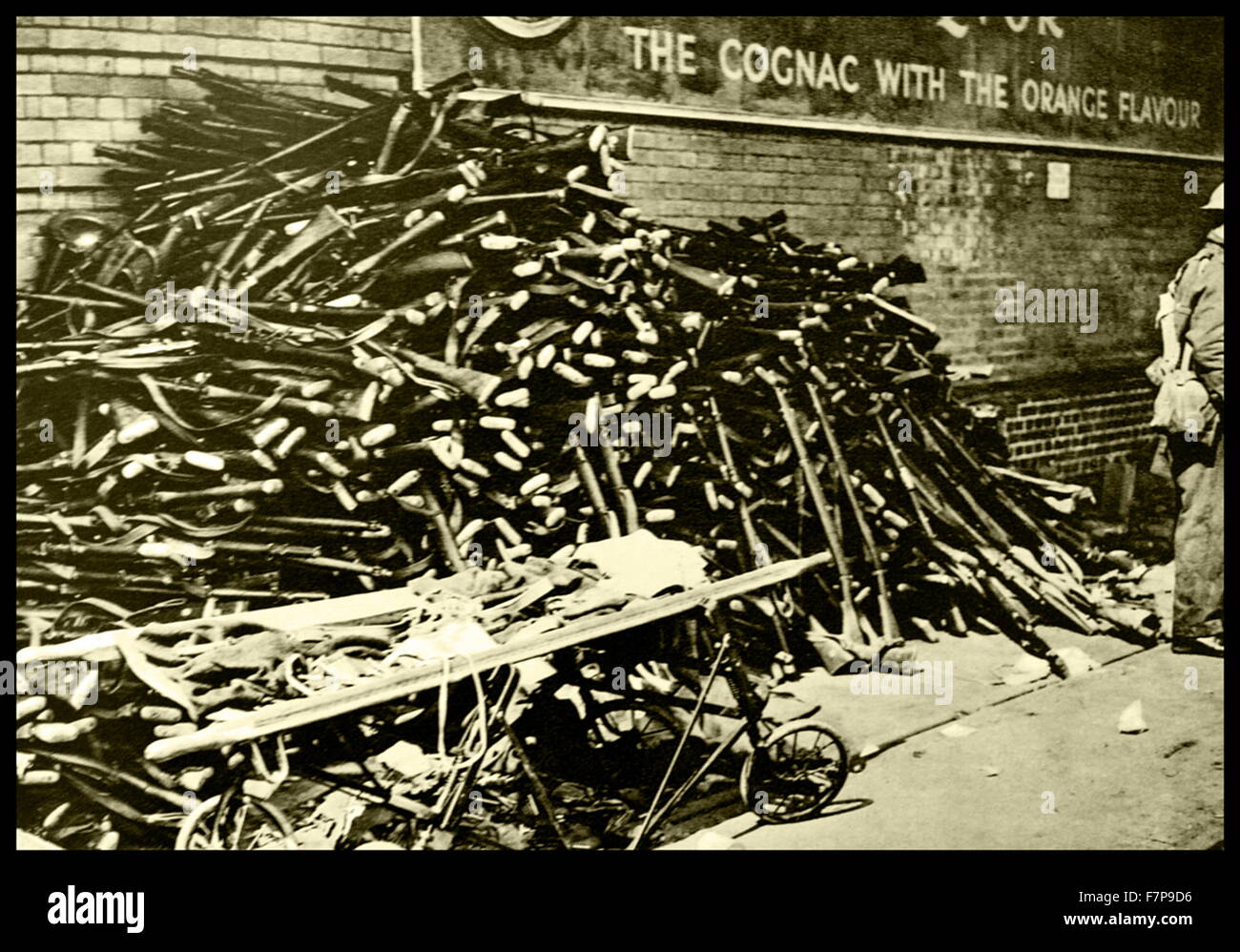 Hunderte von Gewehre sind auf dem Kai von Dover, England gezeigt. Englische Truppen bewaffnen sich vor der Abfahrt in Richtung Frankreich. Datiert 1940. Stockfoto