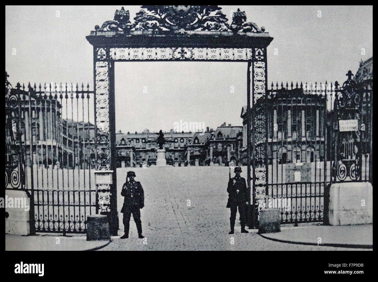 Deutsche Soldaten Wache im Palast von Versailles nach der Besetzung von