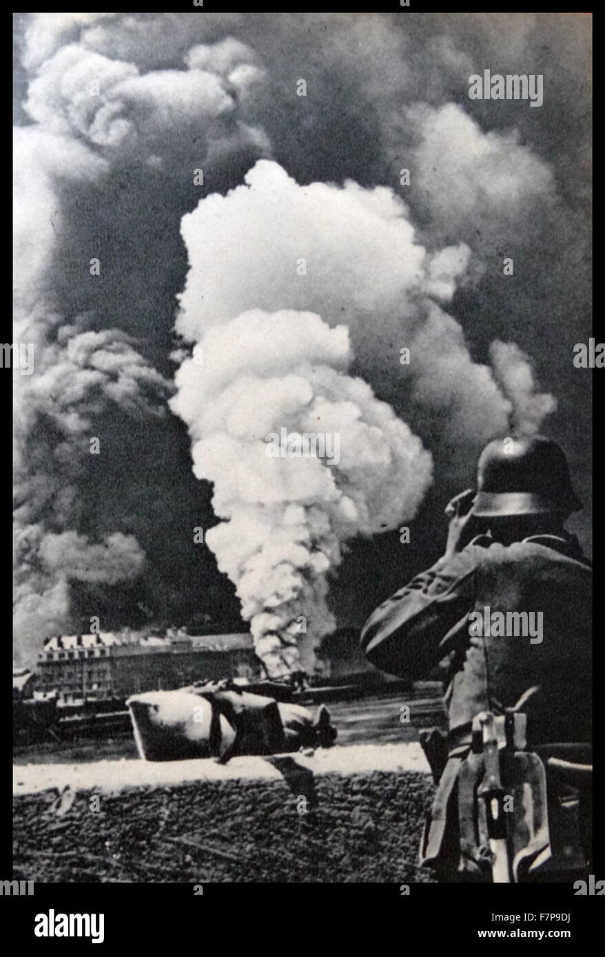 Rechts und unten: in Rouen gehen Lagerung Schuppen und dockt an der unteren Seine hart getroffen in Flammen Stockfoto
