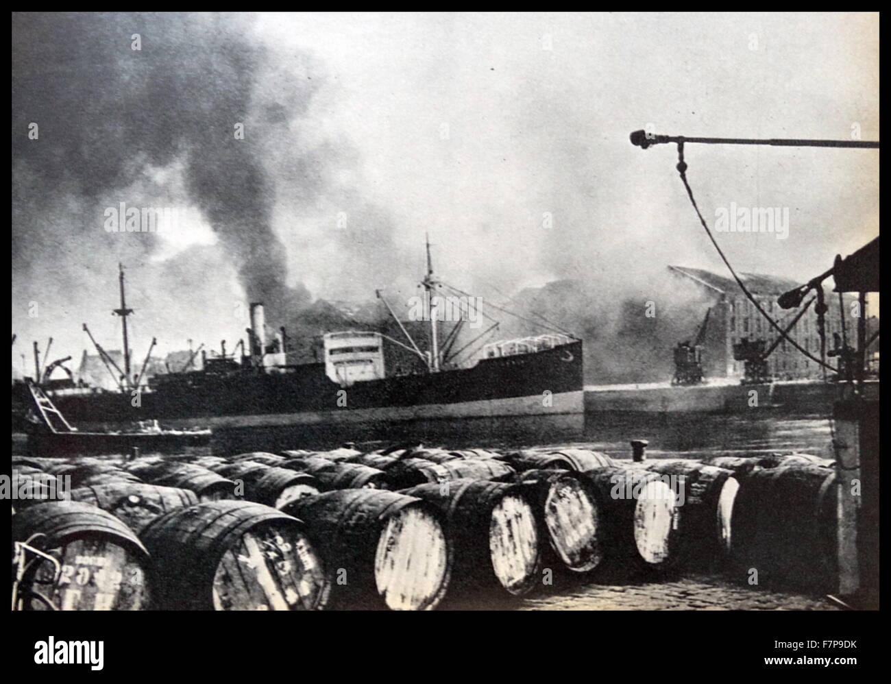 Rechts und unten: in Rouen gehen Lagerung Schuppen und dockt an der unteren Seine hart getroffen in Flammen Stockfoto