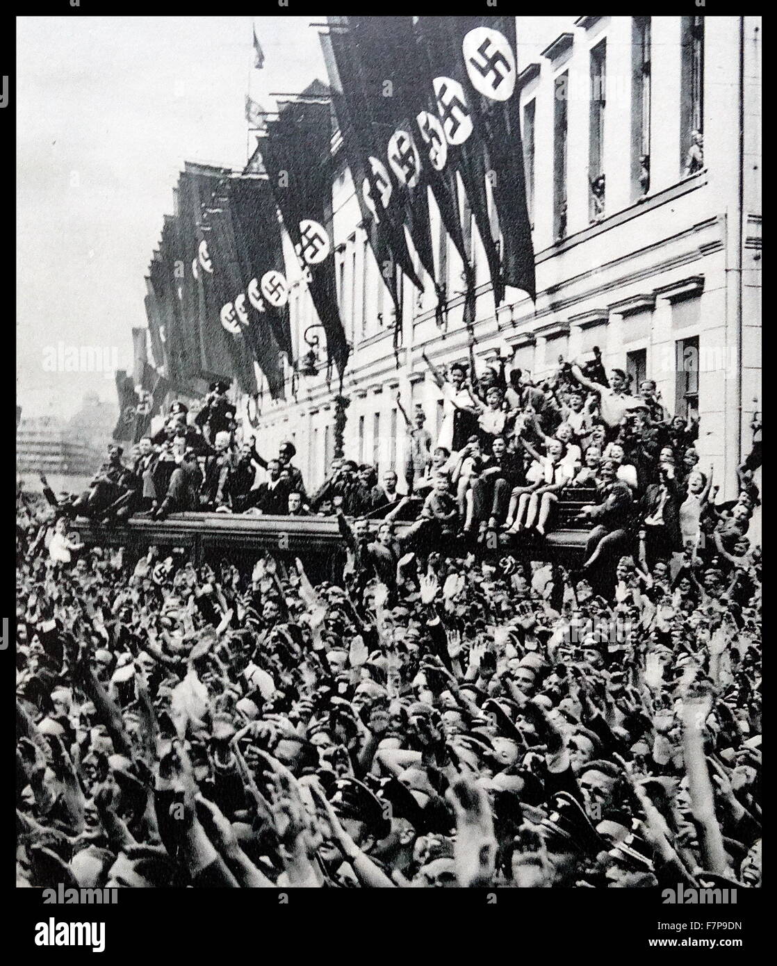 Deutschen Nazi-Kundgebung, feiert der Besetzung Frankreichs nach ihrem Einmarsch 1940. Während des zweiten Weltkrieges getroffen. Stockfoto
