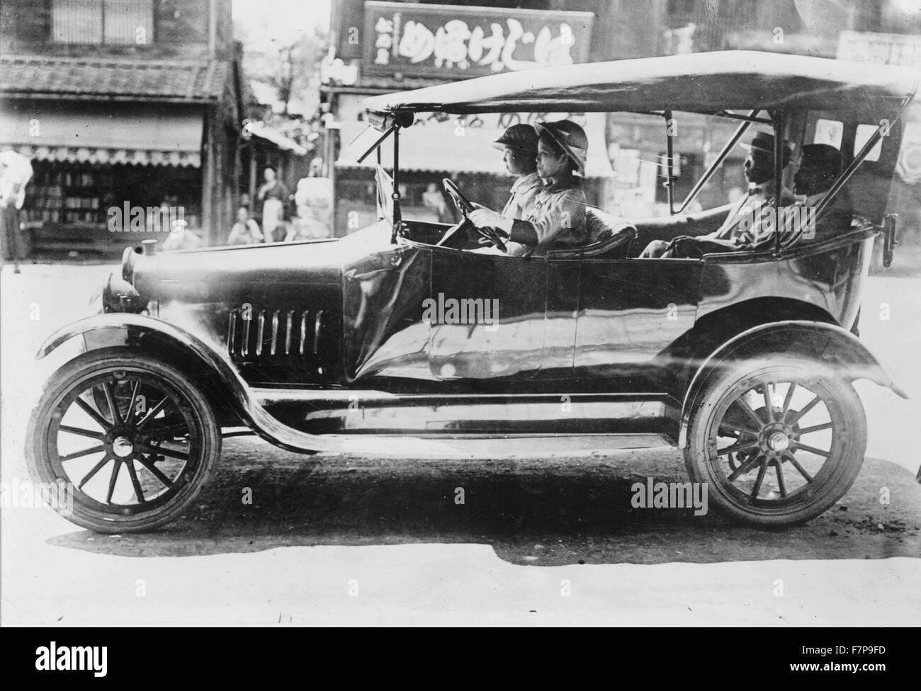 Fotodruck von die erste Frauen-Chauffeure von Japan. Frau im Fahrersitz des Automobils. Stockfoto
