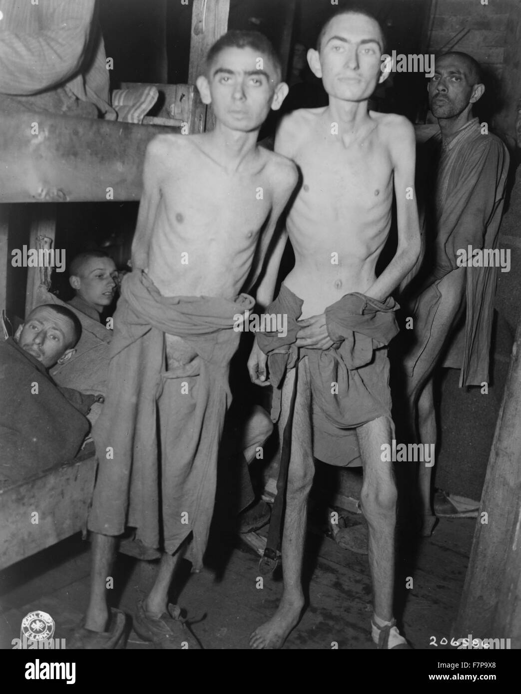 Diese Häftlinge des Konzentrationslagers Amphing (Ampfing) in Deutschland wurden vor kurzem von den Truppen der 3. US-Armee befreit. Stockfoto