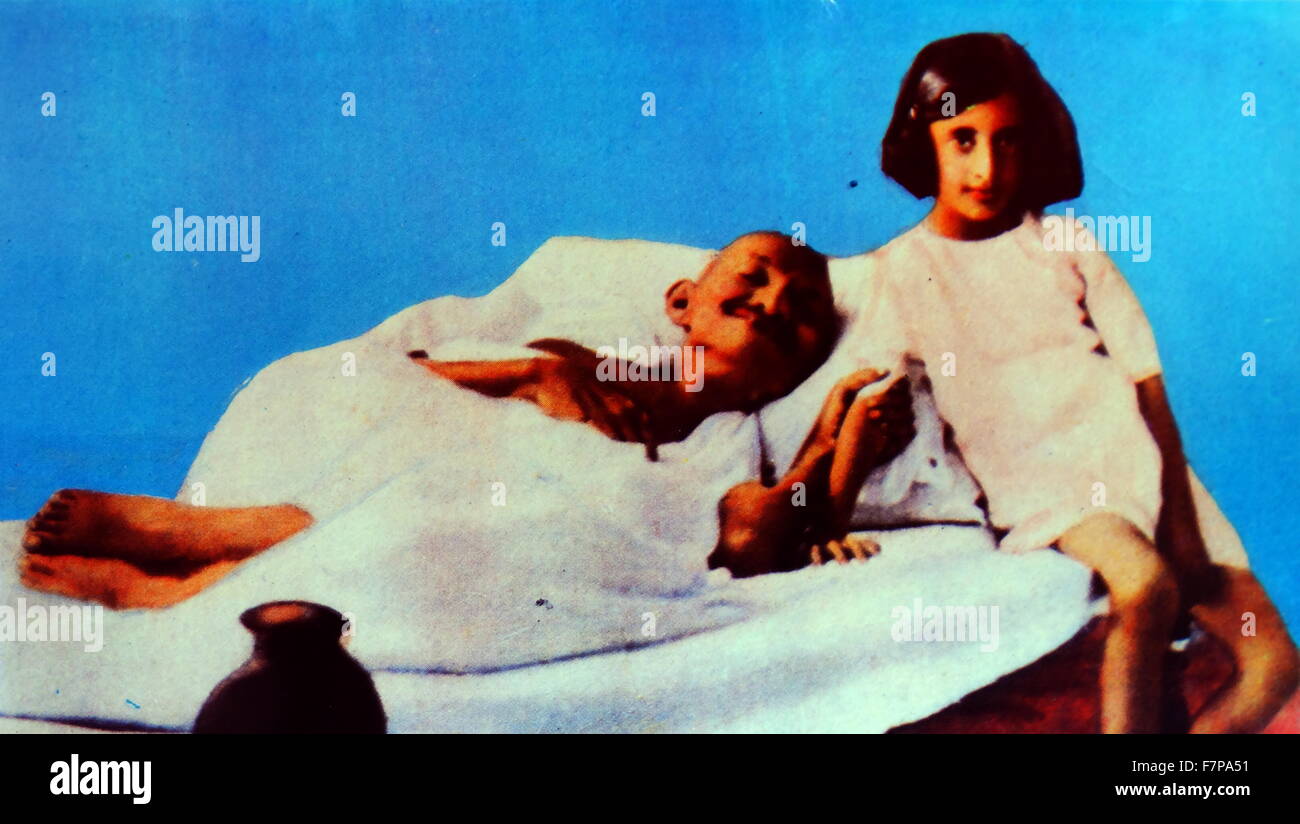 Young Indira Gandhi mit Mahatma Gandhi während seines Fastens im Jahre 1924. Indira, gekleidet in ein Kleidungsstück Khadi nach Gandhis eintreten, dass Khadi alle Inder anstelle von Briten gefertigte Textilien Indira getragen werden. Indira Gandhi (1917 – 1984) war der vierte Premierminister von Indien, der von 1966 bis 1977 diente und dann wieder von 1980 bis zu ihrer Ermordung 1984. Stockfoto