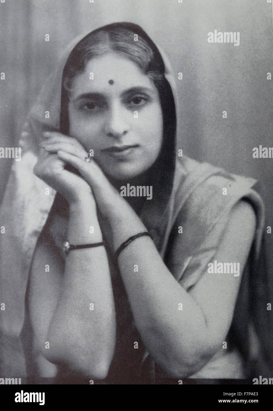 Vijaya Lakshmi Nehru Pandit (18. August 1900 – 1. Dezember 1990) war ein indischer Diplomat und Politiker, die Schwester von Jawaharlal Nehru, [1] die Tante von Indira Gandhi und die Grand-Tante von Rajiv Gandhi, von denen jeder als Premierminister von Indien diente. Stockfoto