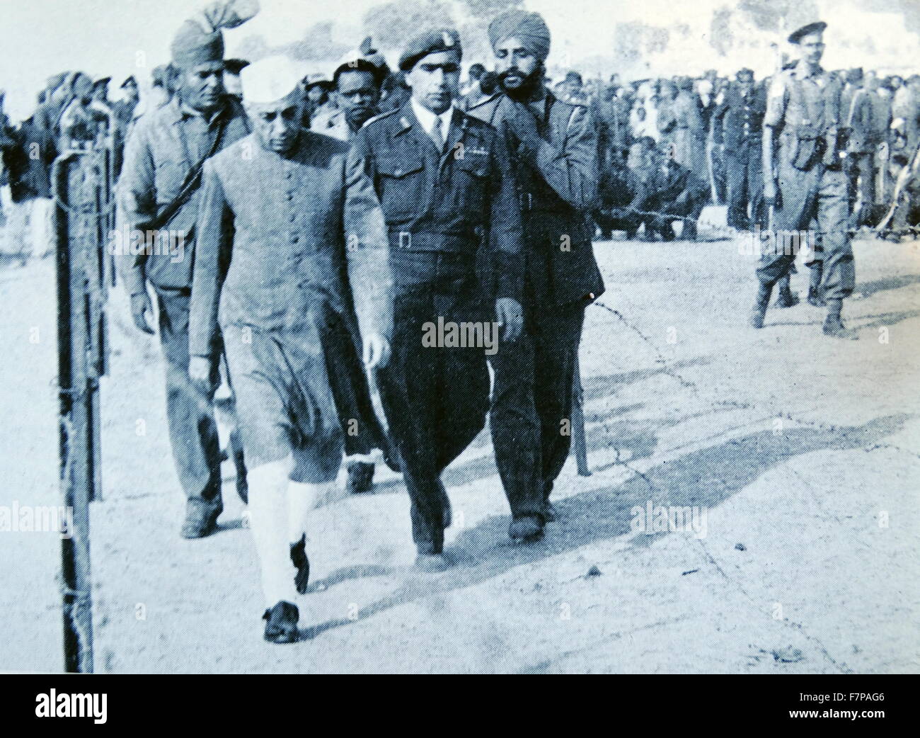 Pandit Jawaharlal Nehru, Premierminister von Indien, besucht die Beerdigung von Mohandas Karamchand Gandhi, nachdem er im Garten von Birla House am 30. Januar 1948 ermordet wurde. Stockfoto