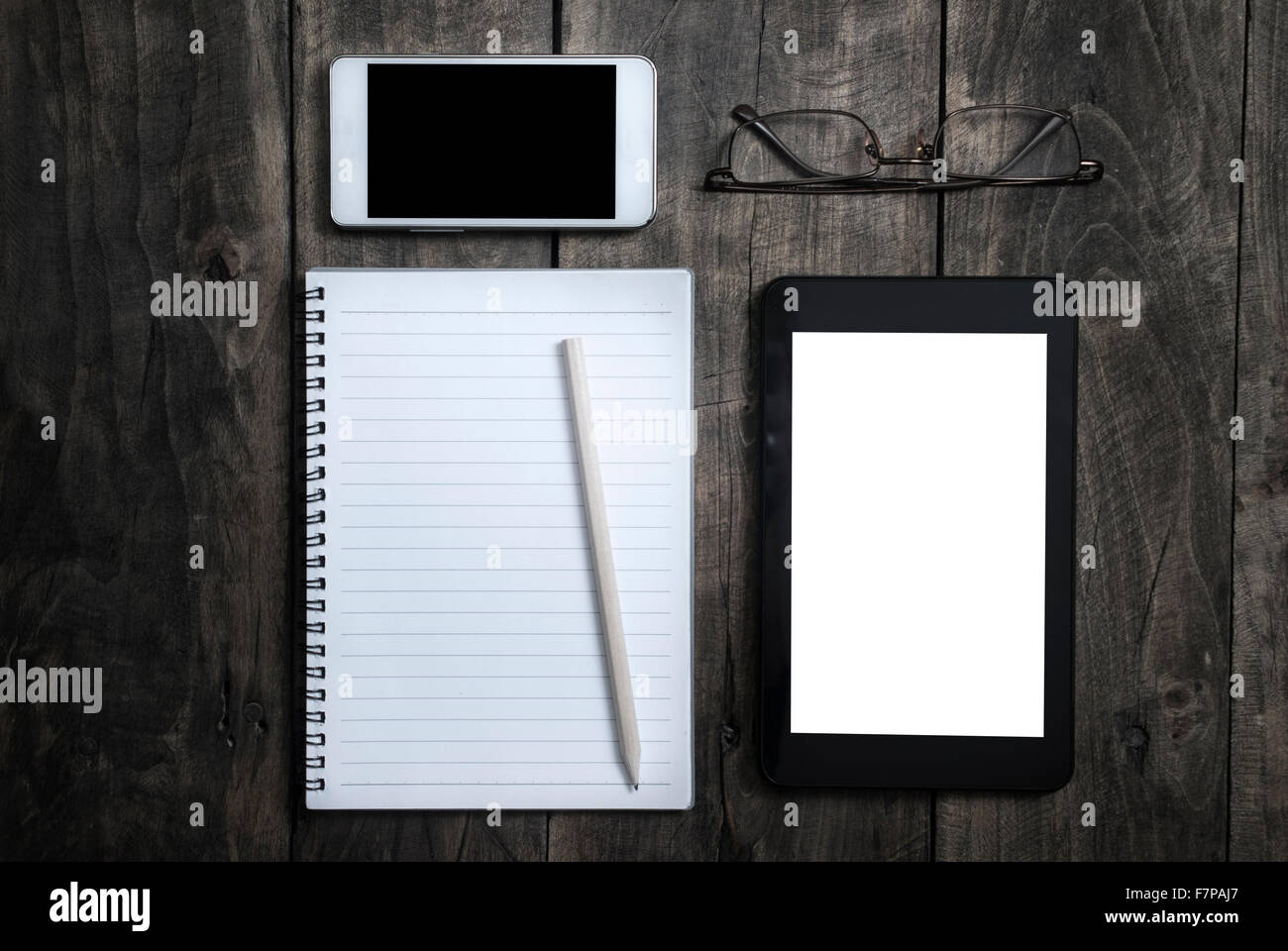 Bürokonzept mit leere Bildschirme auf hölzernen Hintergrund, von oben Stockfoto