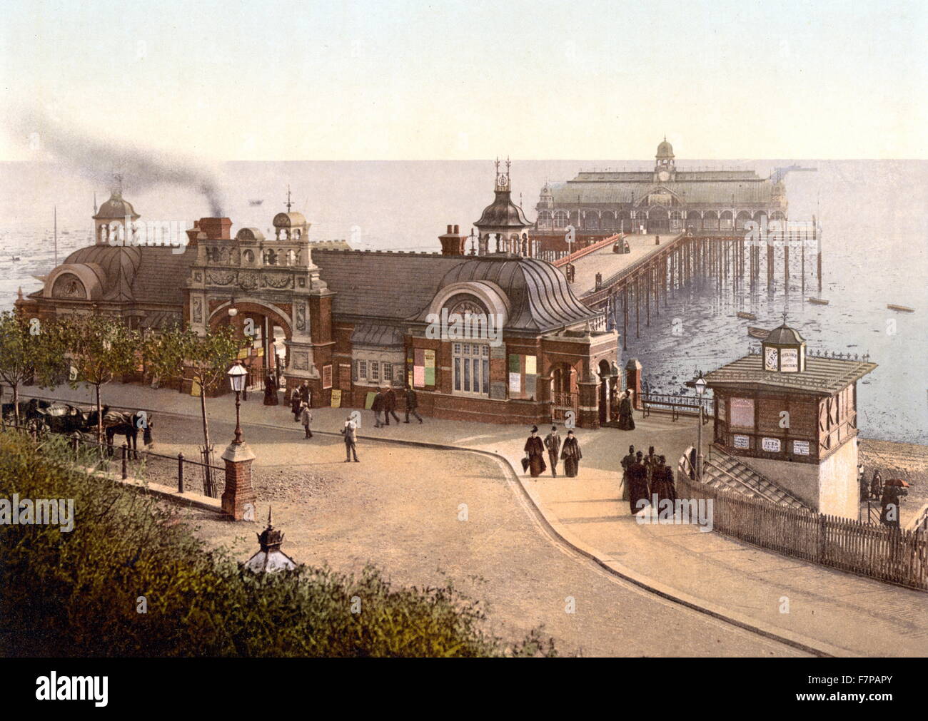 Pier, Southend, England, ist ein Badeort und einheitliche Berechtigung Großraum mit Status "Borough" in Essex, England, an der Nordseite der Themse-Mündung, 40 Meilen östlich von central London. Fotomechanischen Print, Photochrom, Farbe. Bild zeigt den Eingang zu Southend-on-Sea-Pier, der weltweit längsten Pier, Messung von 1,34 Meilen (2,16 km.) Stockfoto