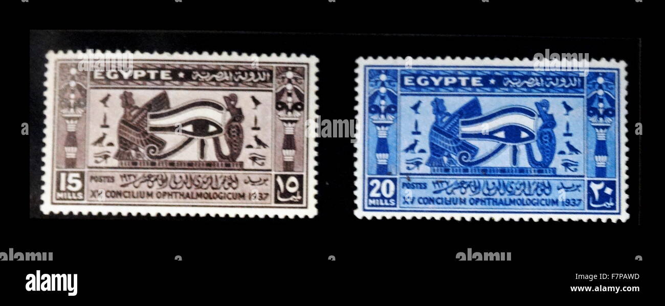 1937 ägyptische Briefmarken mit Symbolen für das Auge des Horus. Dies war ein ägyptisches Symbol des Schutzes, Königsmacht und gute Gesundheit. Das Auge wird an die Göttin Wadjet personifiziert. Stockfoto
