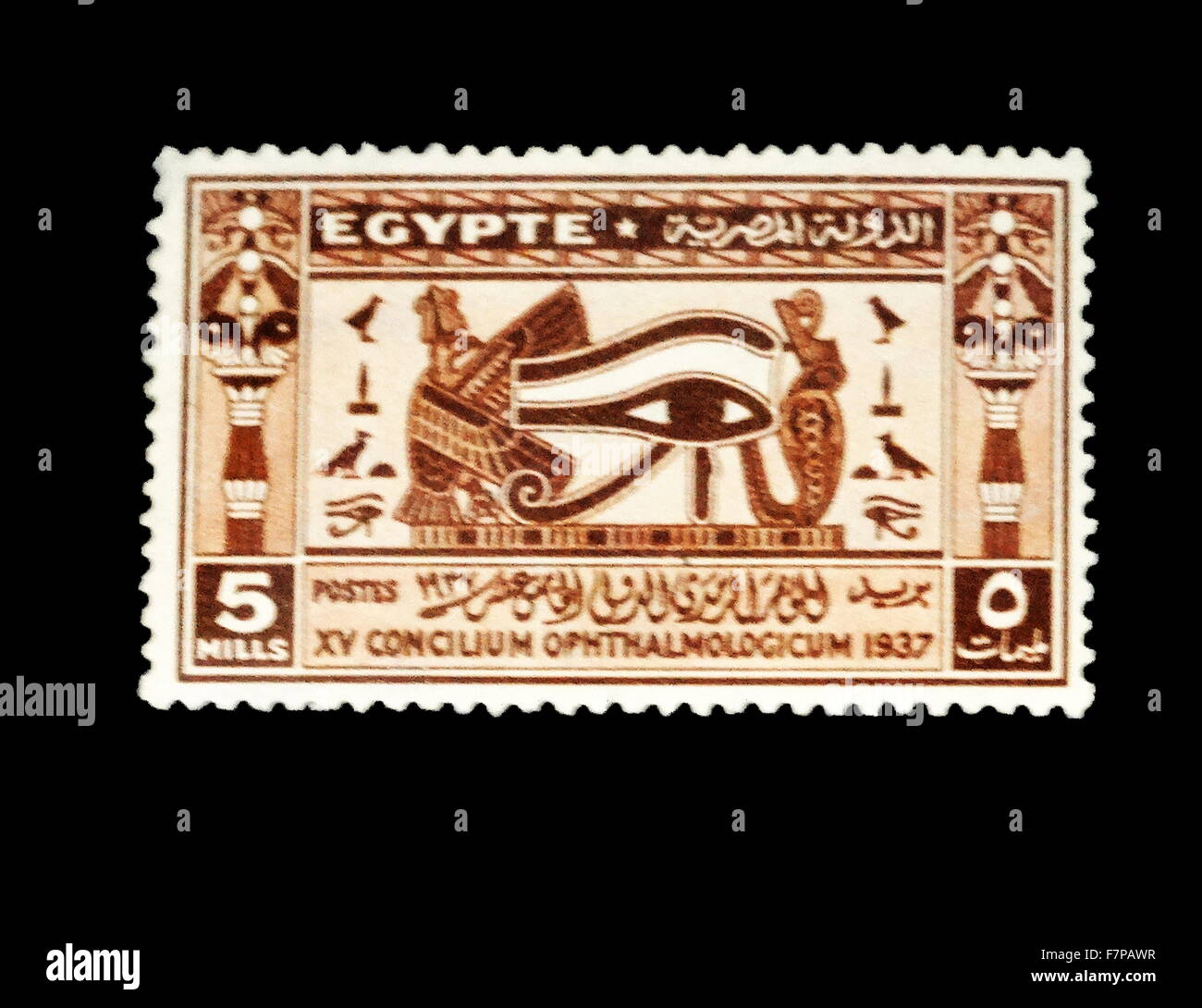 1937 ägyptische Briefmarken mit Symbolen für das Auge des Horus. Dies war ein ägyptisches Symbol des Schutzes, Königsmacht und gute Gesundheit. Das Auge wird an die Göttin Wadjet personifiziert. Stockfoto