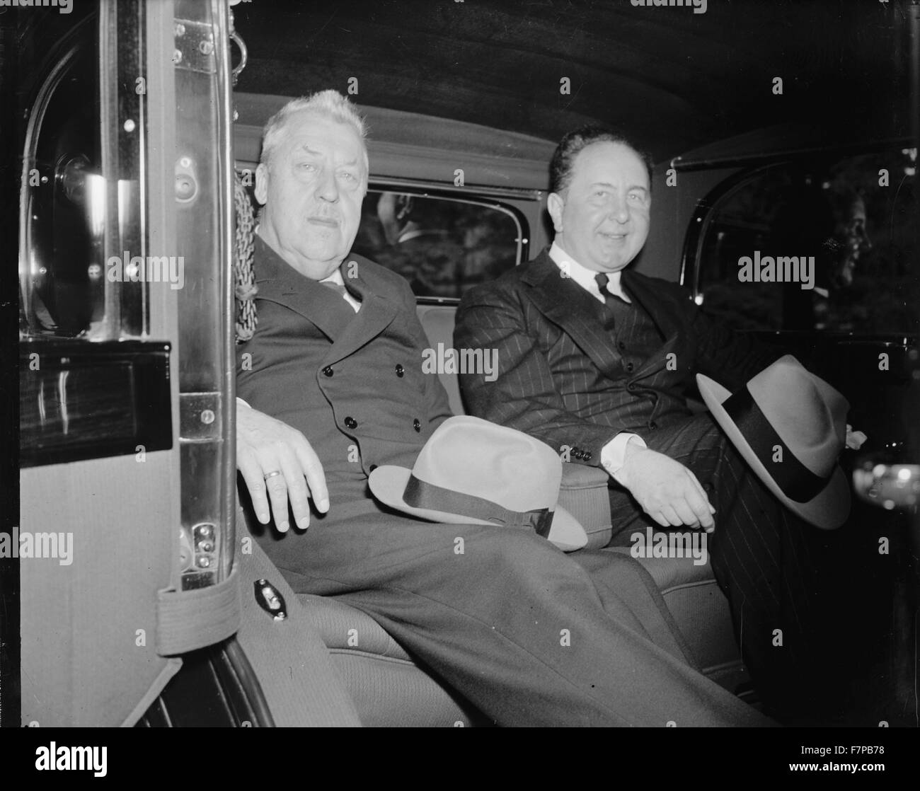 Hugo-Eckner verleiht mit Präsident. Washington D.C., Mai 20. Dr. Hugo Eckner, Luftschiff-Experte, so dass das Weiße Haus heute mit der deutsche Botschafter Hans Heinrich Dieckhoff nach einer Konferenz mit Präsident Roosevelt. Eckner aufdecken würde keine Angabe seiner Konferenz, außer zu sagen, er sprach über Helium Chief Executive, 20.05.38. Fotograf Harris & Ewing. Stockfoto