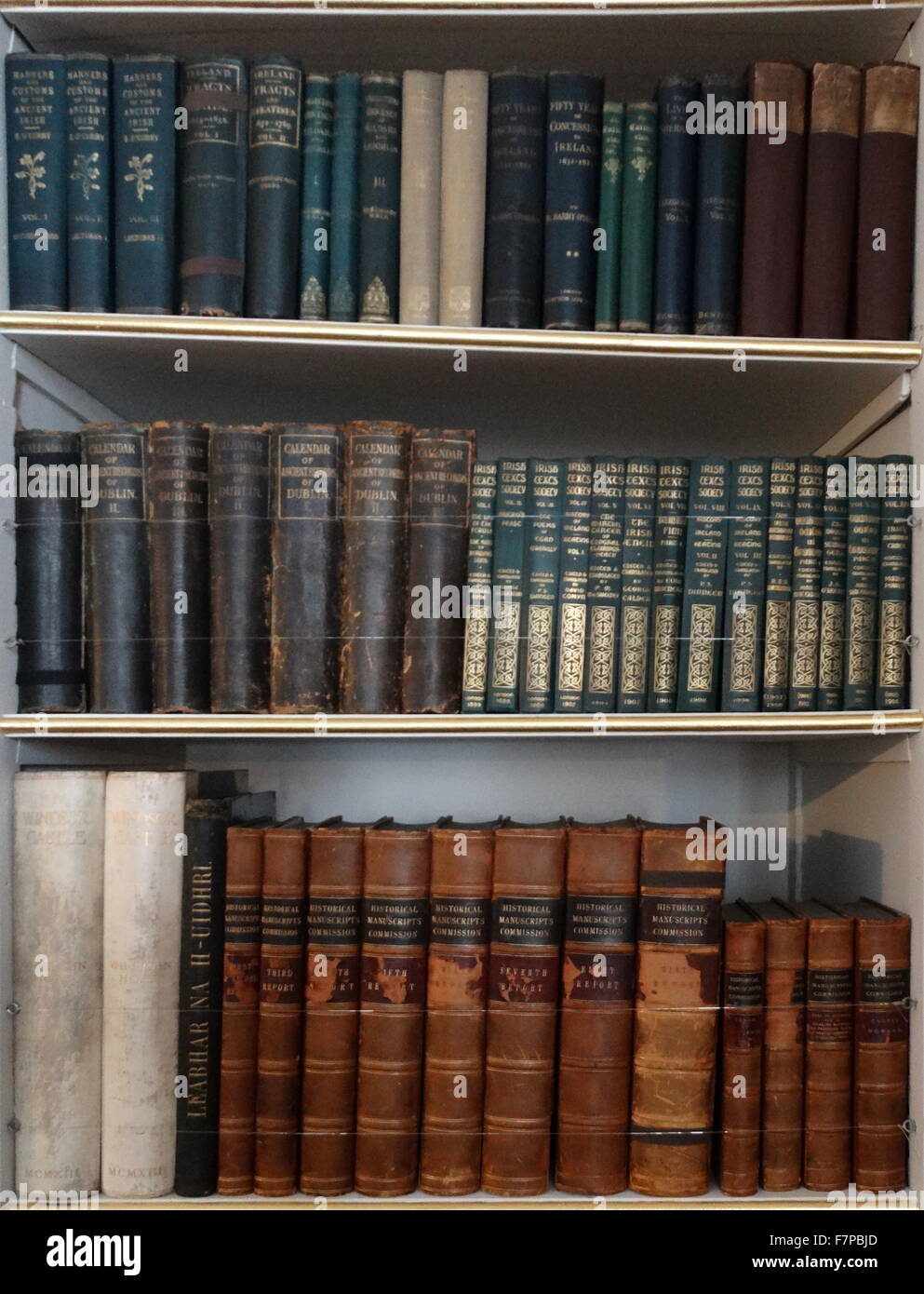 Bücherregal im Kenwood House. Das ursprüngliche Haus stammt aus dem Anfang des 17. Jahrhunderts und hieß damals Caen Wood House. Ursprünglich von Humphry Repton (1752-1818) englische Landschaftsarchitekt. Vom 17. Jahrhundert Stockfoto