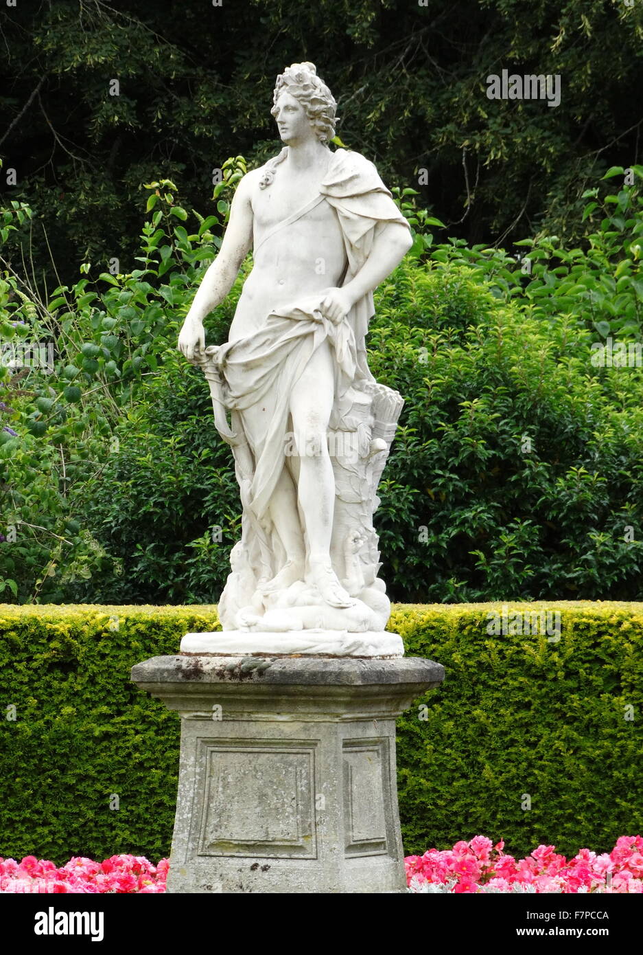 Statue im Garten von Kenwood House. Das ursprüngliche Haus stammt aus dem Anfang des 17. Jahrhunderts und hieß damals Caen Wood House. Ursprünglich von Humphry Repton (1752-1818) englische Landschaftsarchitekt. Vom 17. Jahrhundert Stockfoto