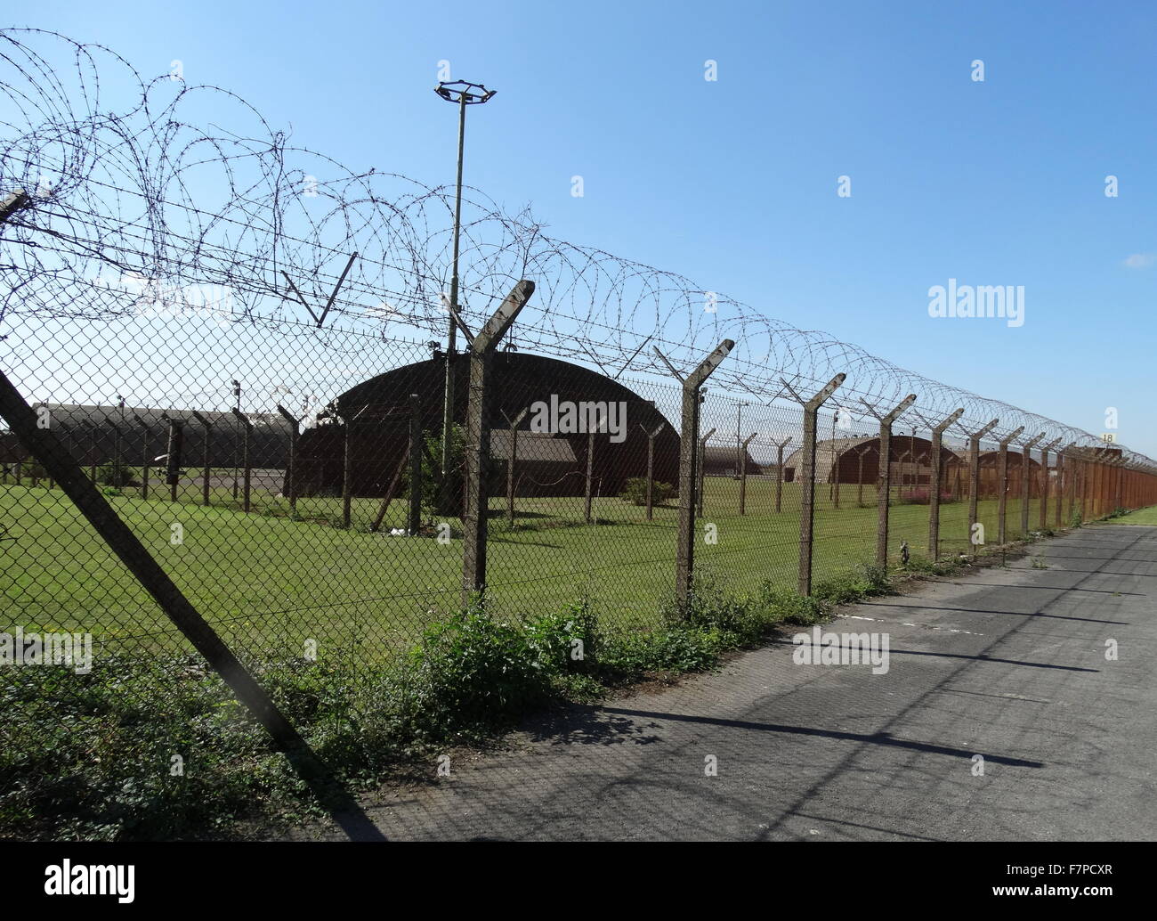 RAF Upper Heyford, befindet sich eine Station der Royal Air Force 5 Meilen entfernt von Bicester. Zunächst verwendet von der Royal Flying Corps im Jahre 1916. Während der Zwischenkriegszeit und weiter durch den zweiten Weltkrieg wurde die Basis vor allem als Ausbildungsstätte genutzt. Während des Kalten Krieges diente die Basis als Basis für strategische Bomber der United States Air Force strategische Air Command (SAC) und späteren United States Air Forces In Europe (USAFE) taktische Aufklärung, Kämpfer und Jagdbomber Flugzeuge im Vereinigten Königreich. Datierte 2015 Stockfoto RAF Upper Heyford, befindet sich eine Station der Royal Air Force 5 Meilen entfernt von Bicester. Zunächst verwendet von der Royal Flying Corps im Jahre 1916. Während der Zwischenkriegszeit und weiter durch den zweiten Weltkrieg wurde die Basis vor allem als Ausbildungsstätte genutzt. Während des Kalten Krieges diente die Basis als Basis für strategische Bomber der United States Air Force strategische Air Command (SAC) und späteren United States Air Forces In Europe (USAFE) taktische Aufklärung, Kämpfer und Jagdbomber Flugzeuge im Vereinigten Königreich. Datierte 2015 Stockfoto