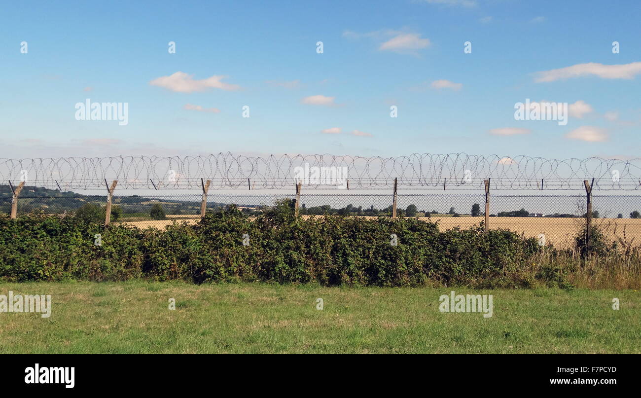 RAF Upper Heyford, befindet sich eine Station der Royal Air Force 5 Meilen entfernt von Bicester. Zunächst verwendet von der Royal Flying Corps im Jahre 1916. Während der Zwischenkriegszeit und weiter durch den zweiten Weltkrieg wurde die Basis vor allem als Ausbildungsstätte genutzt. Während des Kalten Krieges diente die Basis als Basis für strategische Bomber der United States Air Force strategische Air Command (SAC) und späteren United States Air Forces In Europe (USAFE) taktische Aufklärung, Kämpfer und Jagdbomber Flugzeuge im Vereinigten Königreich. Datierte 2015 Stockfoto RAF Upper Heyford, befindet sich eine Station der Royal Air Force 5 Meilen entfernt von Bicester. Zunächst verwendet von der Royal Flying Corps im Jahre 1916. Während der Zwischenkriegszeit und weiter durch den zweiten Weltkrieg wurde die Basis vor allem als Ausbildungsstätte genutzt. Während des Kalten Krieges diente die Basis als Basis für strategische Bomber der United States Air Force strategische Air Command (SAC) und späteren United States Air Forces In Europe (USAFE) taktische Aufklärung, Kämpfer und Jagdbomber Flugzeuge im Vereinigten Königreich. Datierte 2015 Stockfoto