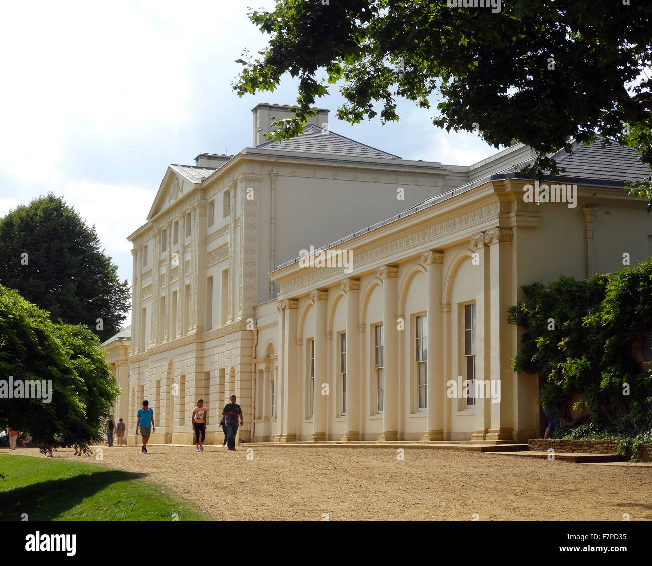 Exterieur des Kenwood House. Das ursprüngliche Haus stammt aus dem Anfang des 17. Jahrhunderts und hieß damals Caen Wood House. Ursprünglich von Humphry Repton (1752-1818) englische Landschaftsarchitekt. Vom 17. Jahrhundert Stockfoto