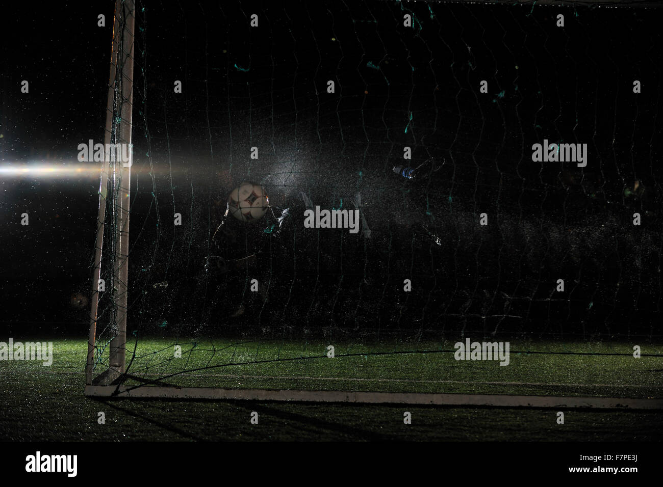 Fußball Fußball-Torwart in der Nacht mit Regen Stockfoto