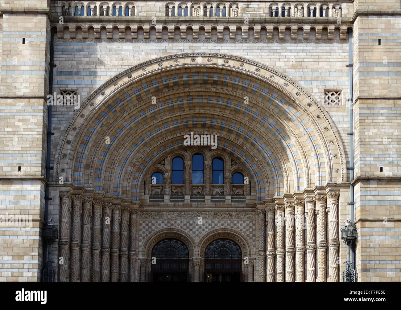 Außenseite des Natural History Museum in London, gebaut und von 1881 eröffnet. Das Gebäude verfügt über eine reich verzierte Terrakotta-Fassade von Gibbs und Canning Limited typisch für hohe viktorianische Architektur. Die Terrakotta-Formteile repräsentieren die vergangene und Gegenwart Vielfalt der Natur. Datierte 2015 Stockfoto