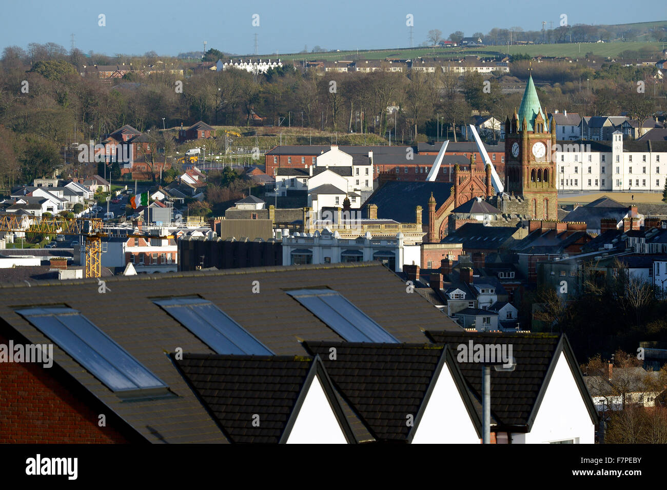 Londonderry, Nordirland, 2. Dezember 2015. Gebäude auf dem Gelände der ehemaligen britischen militärischen Ebrington Barracks in Londonderry ähneln den weißen Helm getragen durch die Stormtrooper in den Star Wars Filmen. Bildnachweis: George Sweeney / Alamy Live News Stockfoto