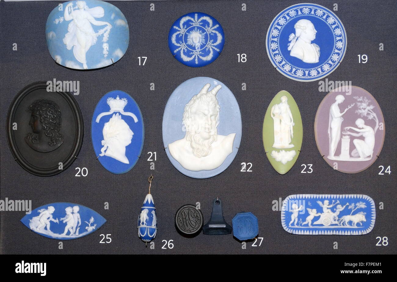 Englischen Jasperware Keramik Objekte zwischen 1780-1800: 17) Plakette für einen Schuh Schnalle; 18) Plakette für eine Uhr zurück; 19) Plakette, Honoré Gabriel Riqueti, Graf von Mirabeau (1749-1791); 20) Plakette, Medusa schwarz Basalt Ware; 21) Plakette, König George III; 22) Plakette, Satyr; 23) Plakette; 24) Plakette, Opfer, Concordia; 25) Plakette; 26) Ohrring Darstellung Hebe. Stockfoto