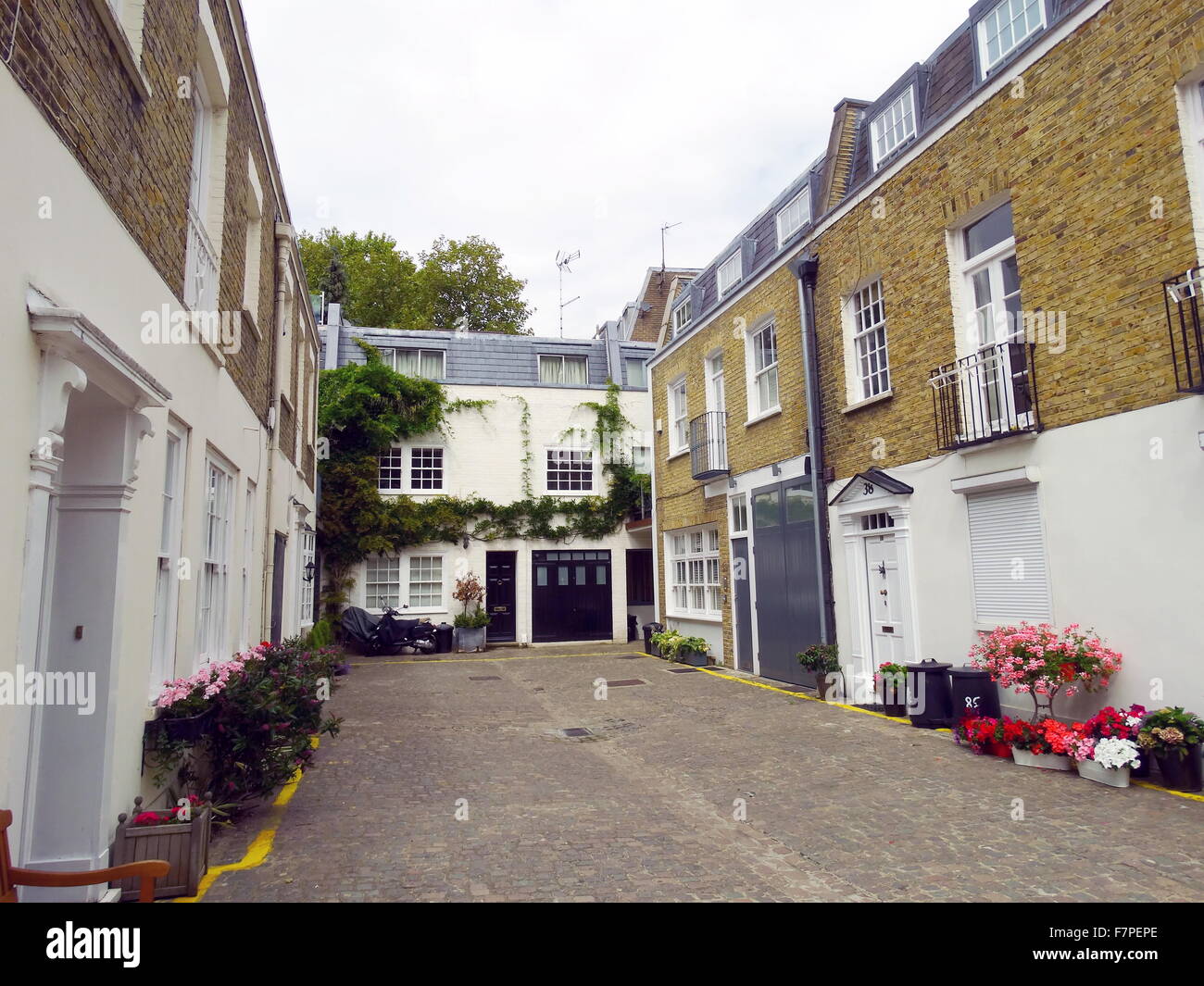 Mews Gehäuse in Knightsbridge, London, England. Aus dem späten georgischen und frühen viktorianischen. Datierte 1840 Stockfoto