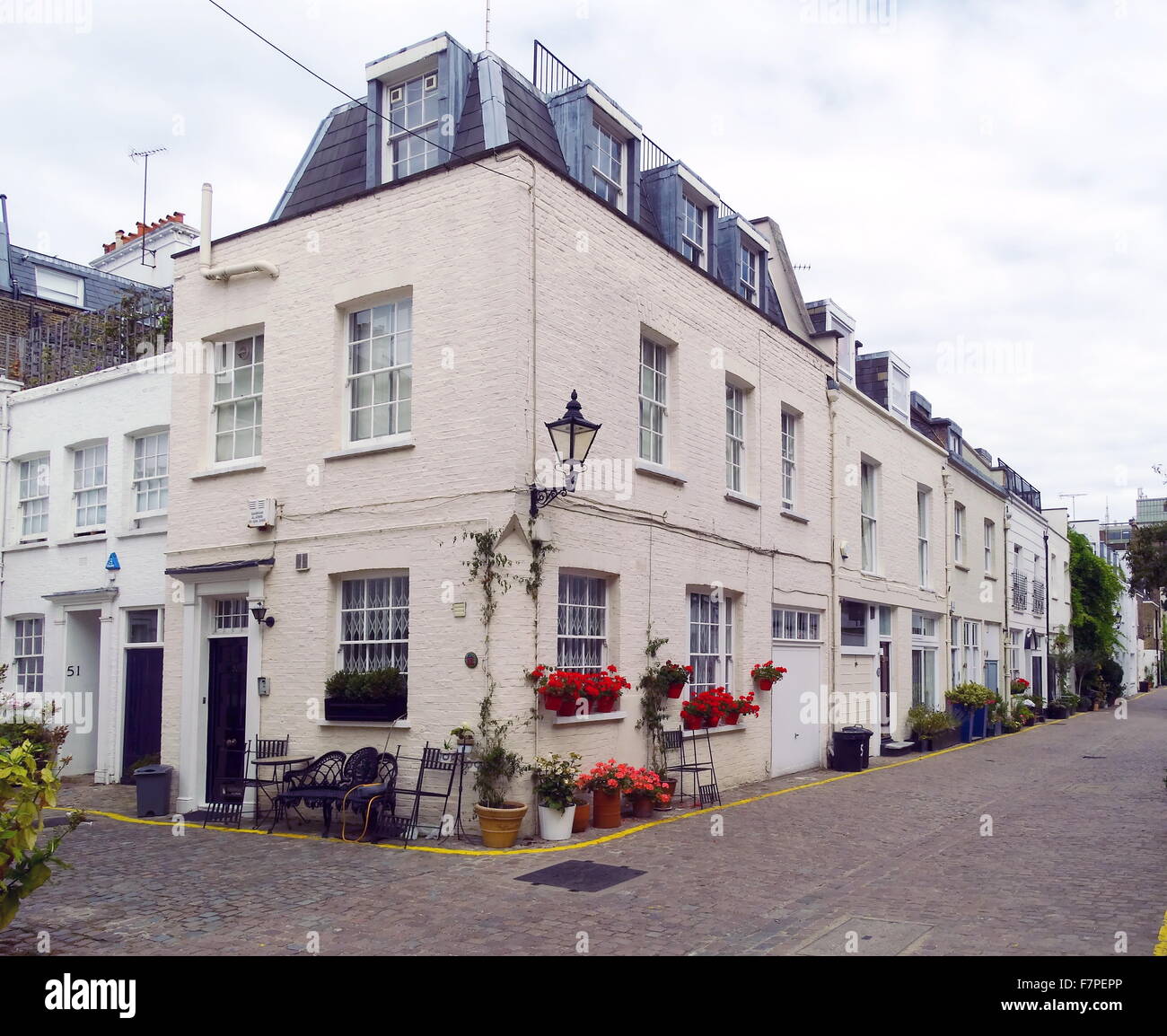Mews Gehäuse in Knightsbridge, London, England. Aus dem späten georgischen und frühen viktorianischen. Datierte 1840 Stockfoto