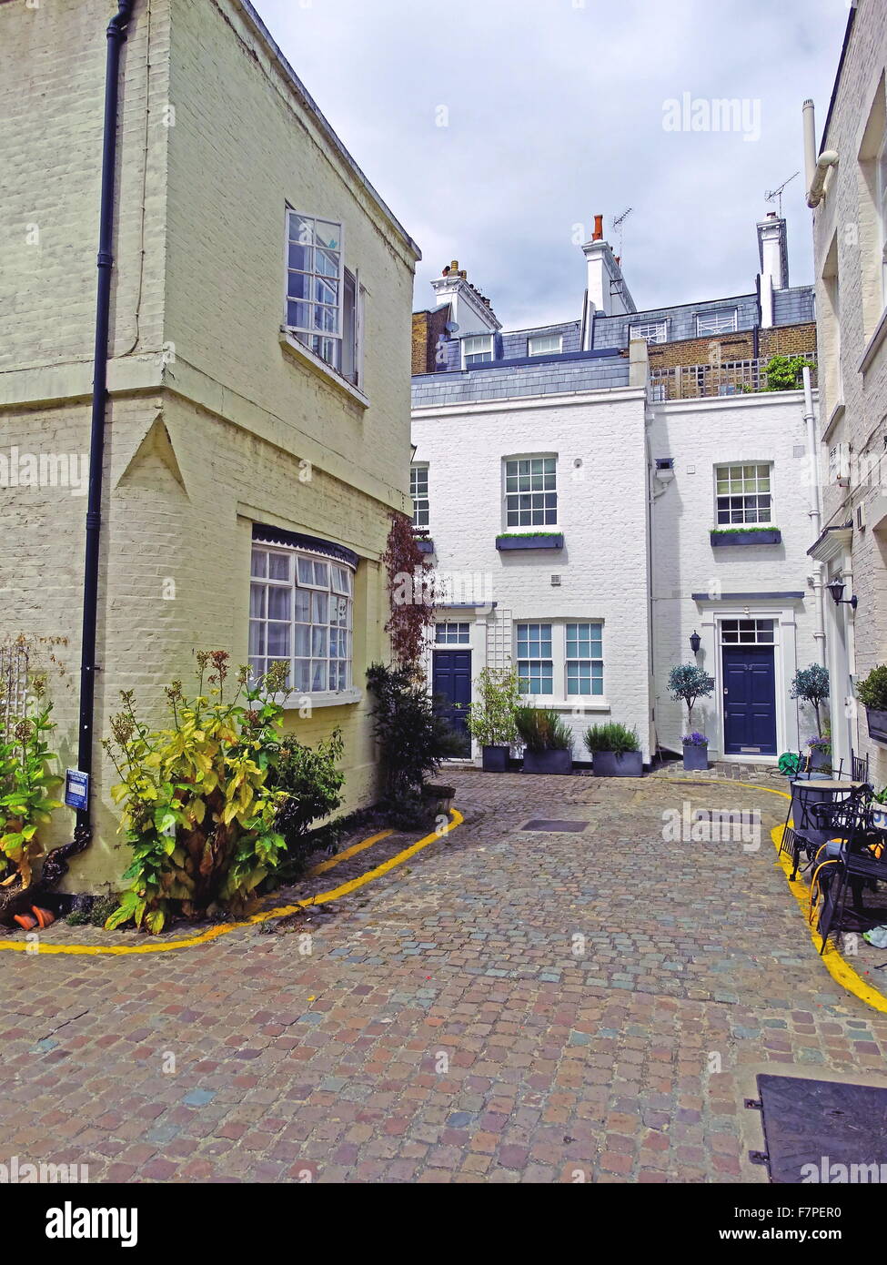 Mews Gehäuse in Knightsbridge, London, England. Aus dem späten georgischen und frühen viktorianischen. Datierte 1840 Stockfoto