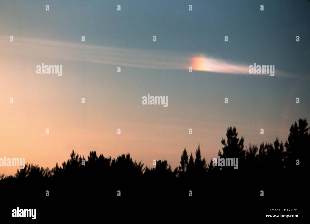 Foto von einem Parhelion, ein atmosphärisches Phänomen, das in der Sonne, aus ein paar helle Flecken auf beiden Seiten besteht oft gemeinsam auftreten, mit einem leuchtenden Ring. Fotografiert von Ralph F. Kresge. Vom 1978 Stockfoto