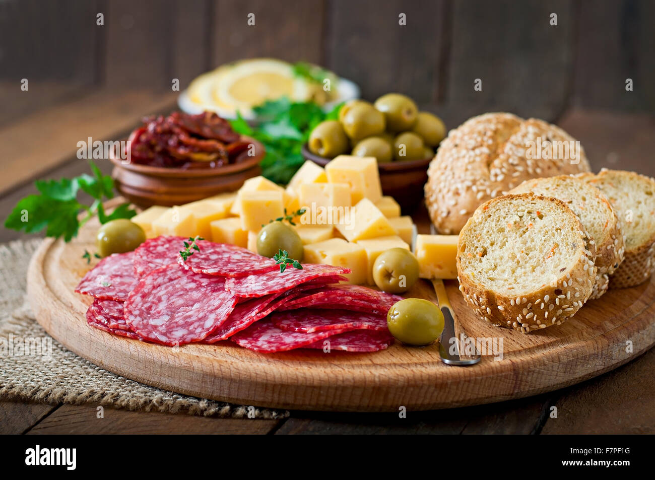 Antipasti Teller mit Salami und Käse auf einem hölzernen Hintergrund