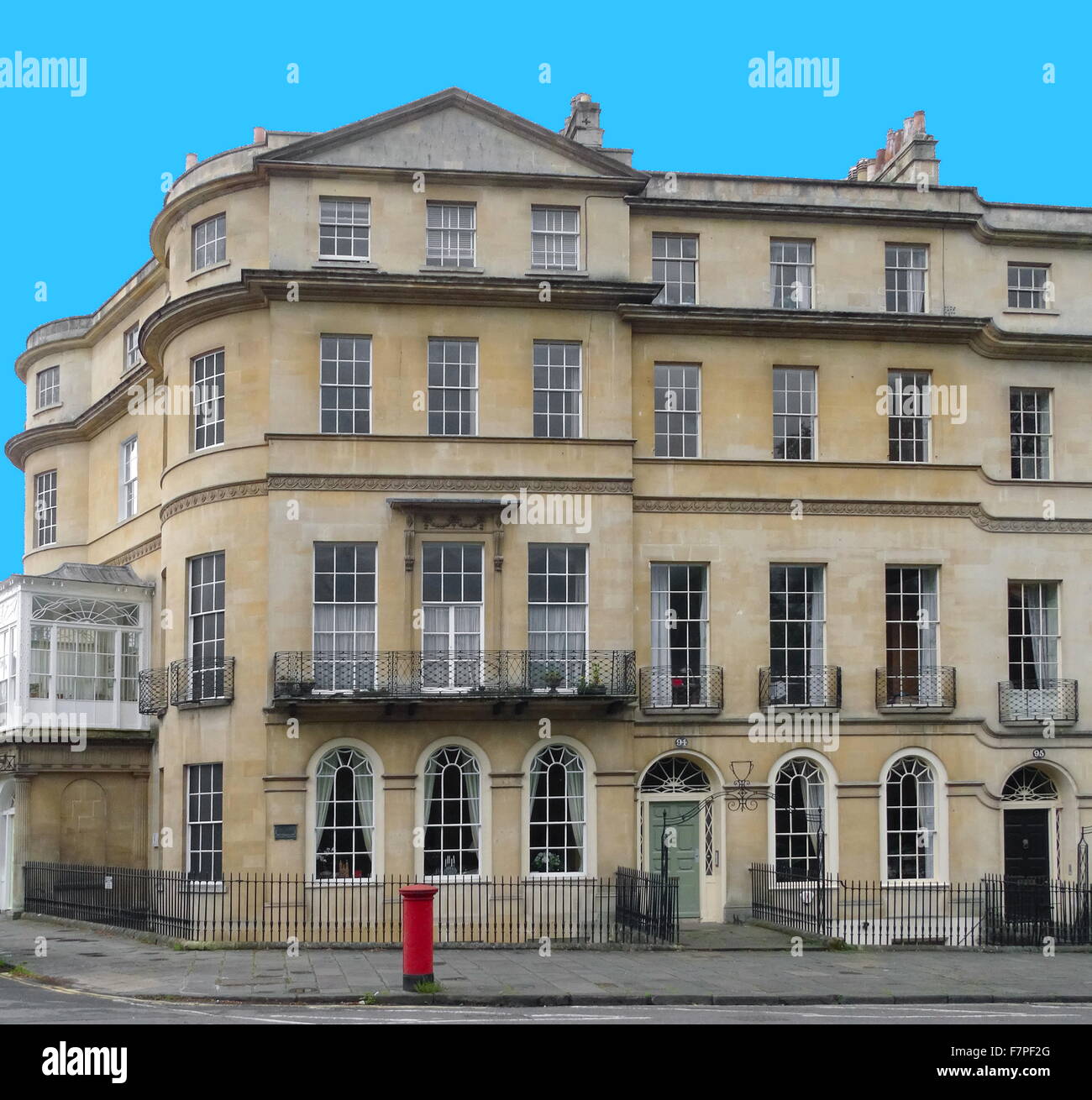 Georgianische Architektur im Bad, eine Stadt in Somerset, England, bestehen die meisten Gebäude in Bad aus der lokalen, goldfarbenen Bath-Stein und viele stammen aus dem 18. und 19. Jahrhundert Stockfoto