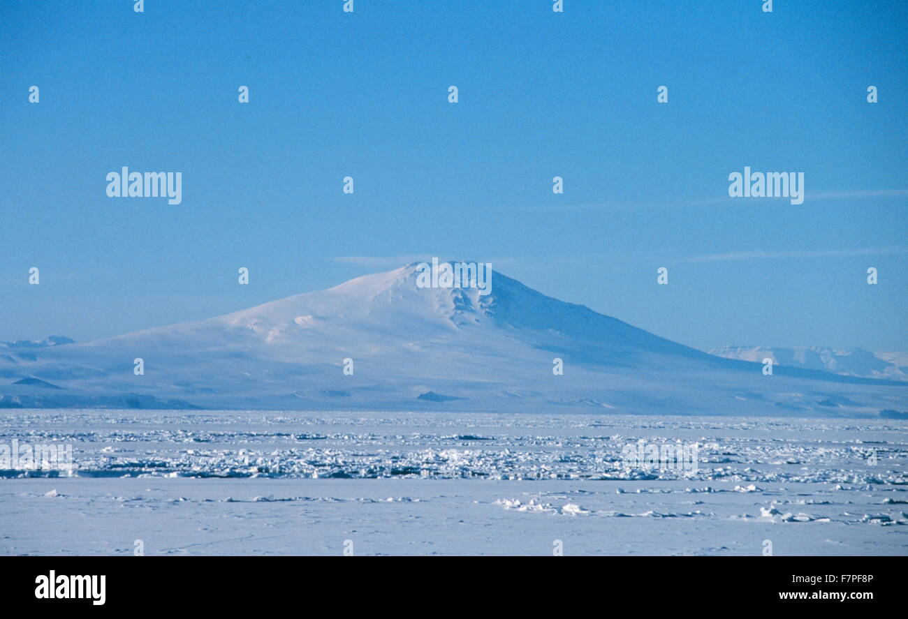 Foto von Mount Melbourne, ein Stratovulkan in der Antarktis. Fotografiert von Giuseppe Zibordi. Datierte 1990 Stockfoto