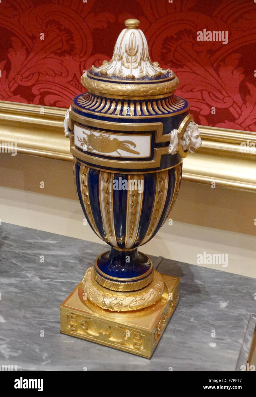 Soft-Paste Porzellanvase mit vergoldeter Bronze stehen. Frankreich. Vom 18. Jahrhundert Stockfoto