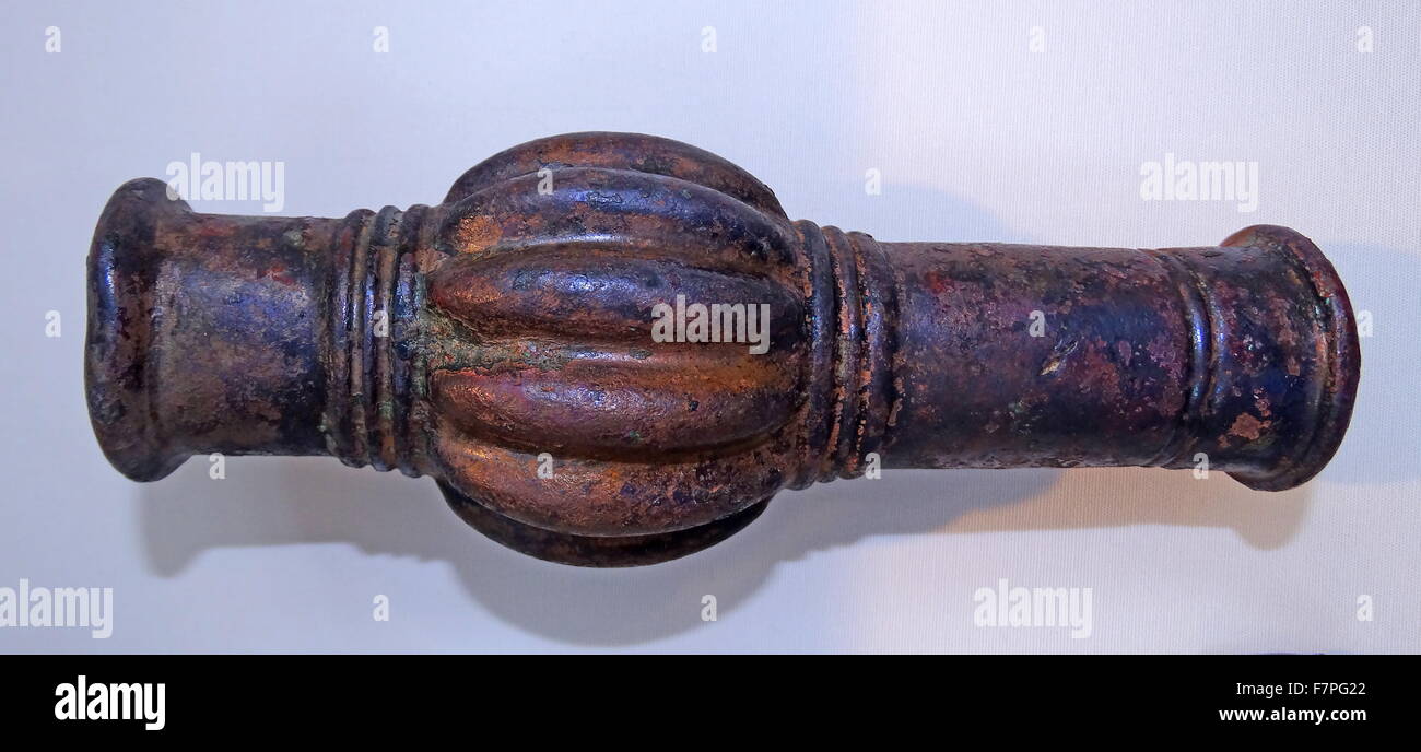 Ein Rohr mit grotesken Funktionen eingerichtet. Hergestellt aus Luristan Bronze. Vom 900 v. Chr. Stockfoto