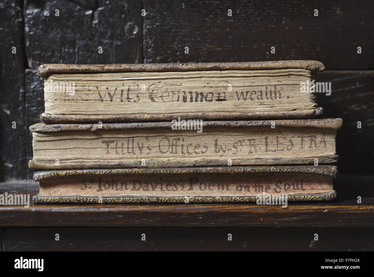 Drei Bücher mit Fore-Edge Titel wahrscheinlich ursprünglich gespeicherten in einer Truhe oder flach, in Regalen, auf Townend, Cumbria. Die Sammlung von Büchern, die ursprünglich aus einer Bauernfamilie ist von internationaler Bedeutung. Stockfoto