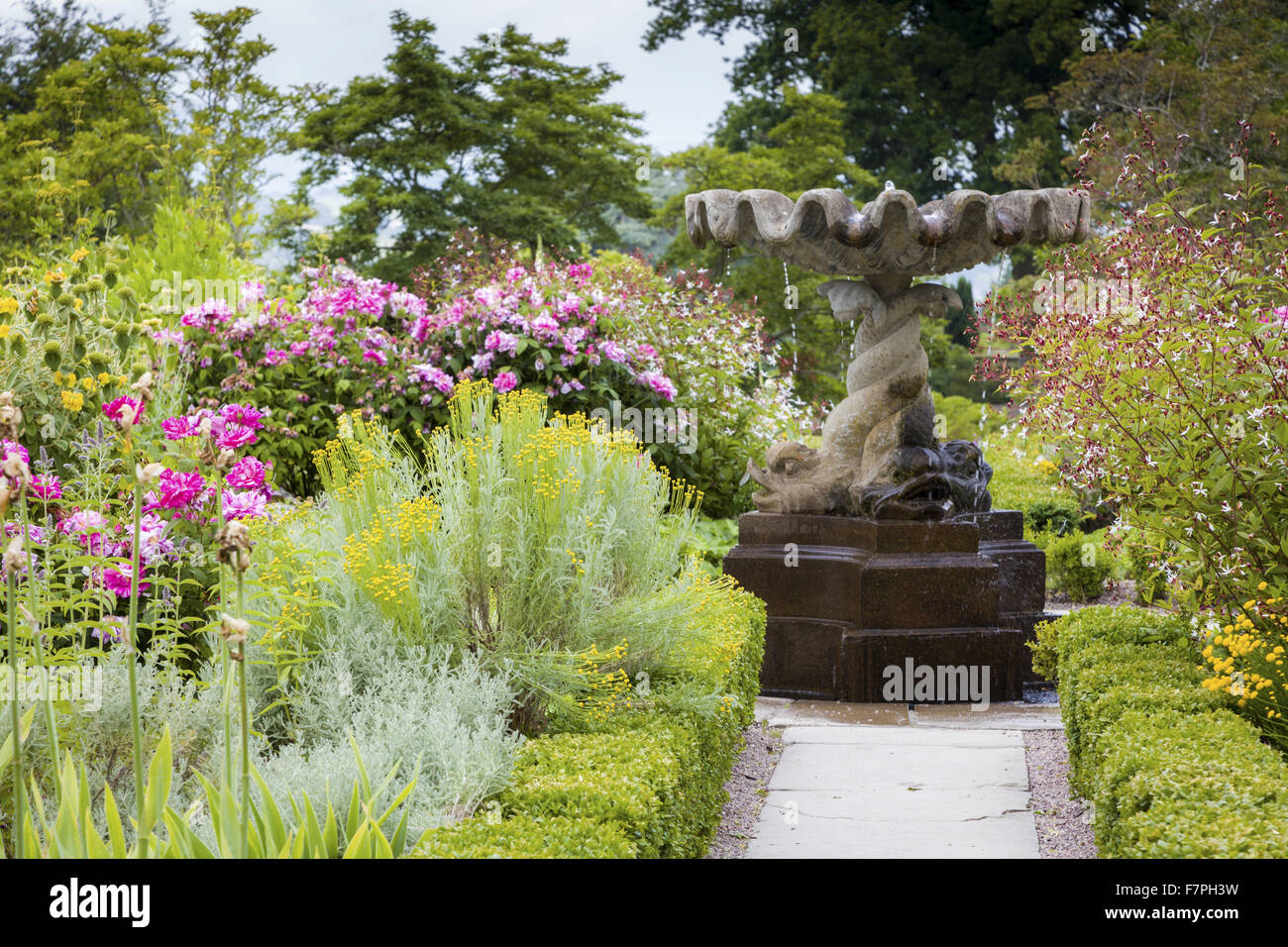 Der Runde Garten in voller Blüte im Juli, Bodnant Garden, Conwy, Wales. Stockfoto