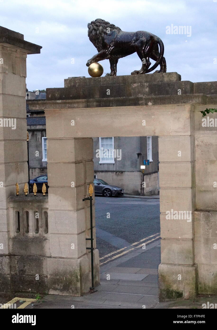 Stein-Löwen bewacht das Tor zum Alexandra Park in Bath, England. Der Park wurde zum Gedenken an die Krönung von Edward VII. 1902 eröffnet und benannt zu Ehren von Königin Alexandra Stockfoto