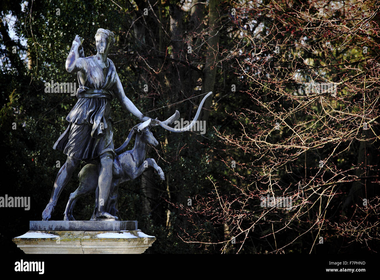 Die Statue der Diana am westlichen Ende von dem Croquet Rasen an Polesden Lacey. Stockfoto