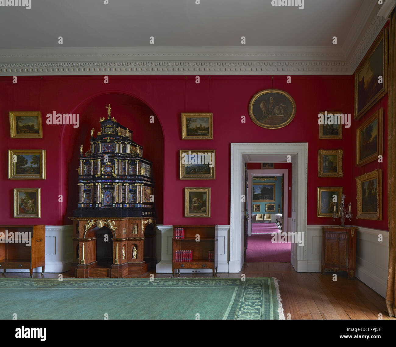 Der Papst Kabinett in der Cabinet Room in Stourhead, Wiltshire gesehen. Stourhead House enthält eine einzigartige Regency-Bibliothek, Chippendale-Möbel und inspirierende Gemälde. Stockfoto